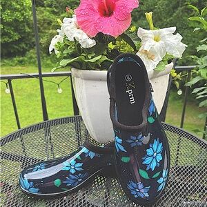 KPRM Garden Shoes.Blue Floral With Water Proof Coating .No Slip Soles. size 9